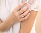 délicate bague avec perle blanche