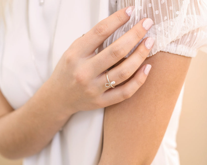 délicate bague avec perle blanche