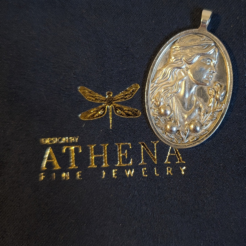 Hera Pendant – Queen of Olympus Medallion Necklace