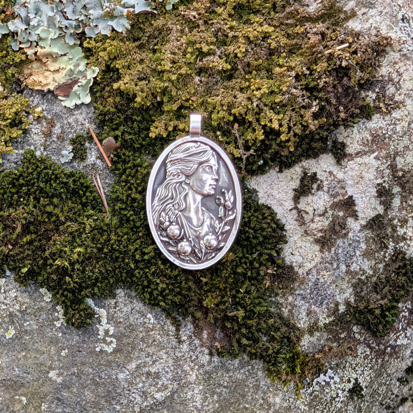 Hera Pendant – Queen of Olympus Medallion Necklace