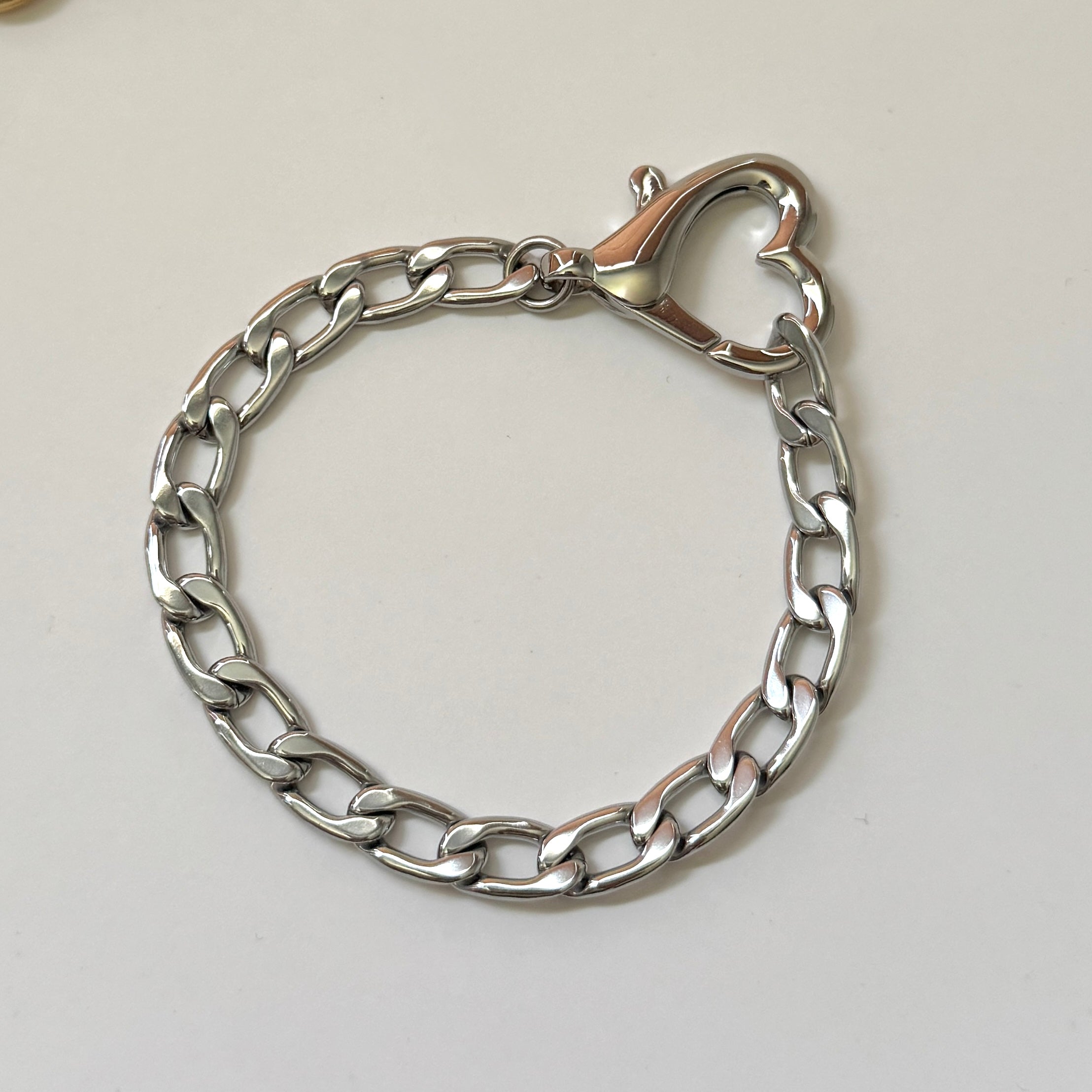 Saiba Heart Clasp Bracelet- Silver