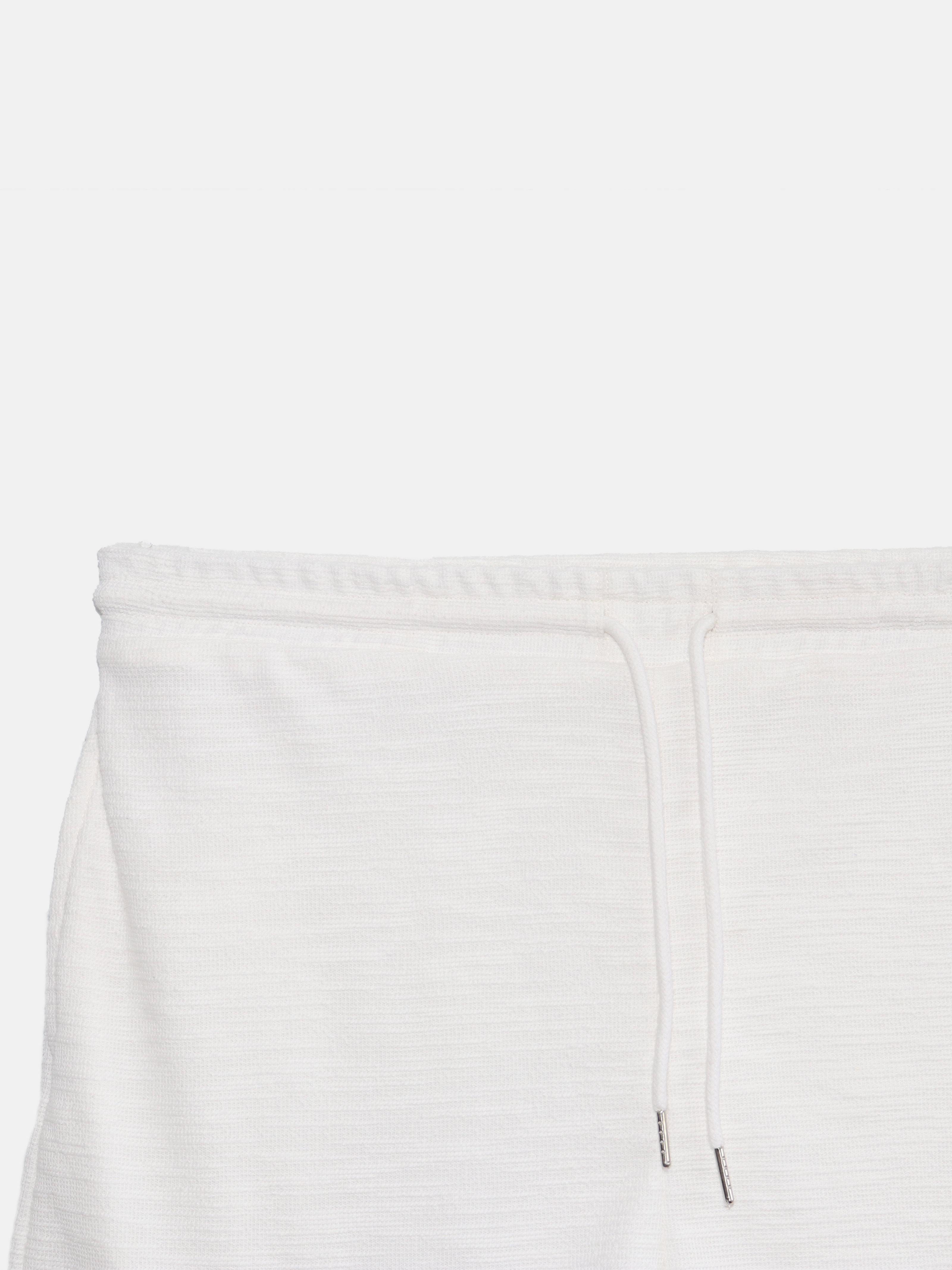 short blanc texturé