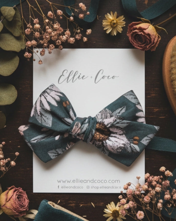 Celeste, nœud oversize floral