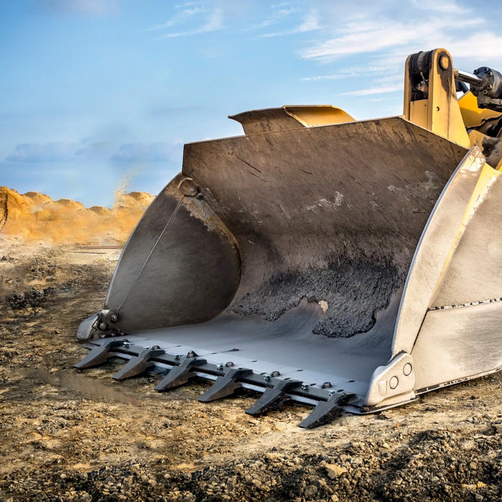 VEVOR Bucket Tooth Bar, 48'', Heavy Duty Tractor Bucket 6 Teeth Bar for Loader Tractor Skidsteer, 4560 lbs Load-Bearing Capacity Bolt On Design, for Efficient Soil Excavation and Bucket Protection