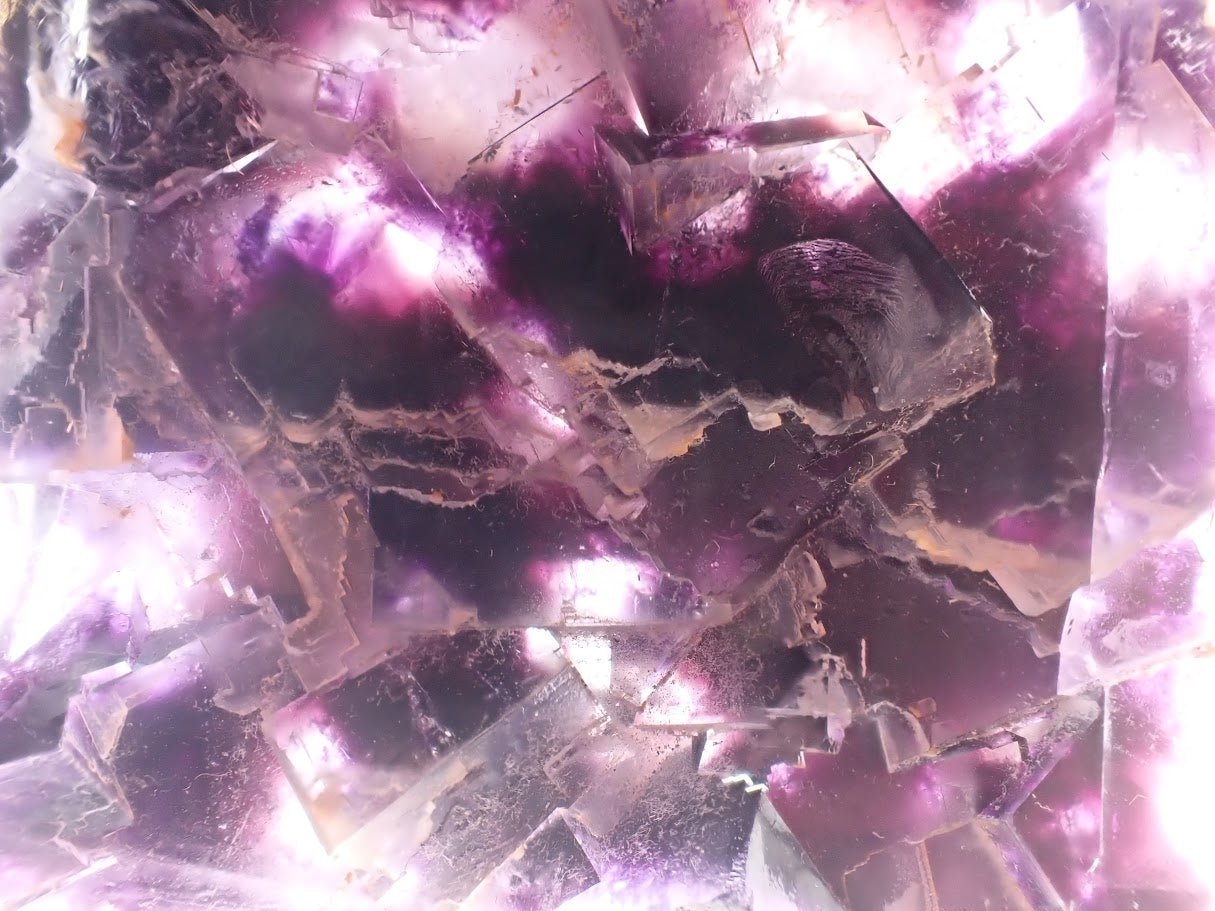 Yindu Fluorite with Deep Purple Zoning and UV Fluorescence – Yindu Mine, Inner Mongolia, China